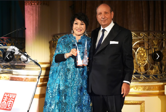 个人股票配资平台 华美协进社颁发年度“青云奖” MSCI CEO费尔南德斯等三人获奖